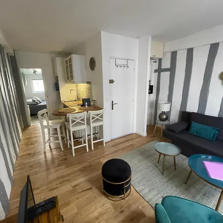 Adorable Studio Parking Possible Apartment *